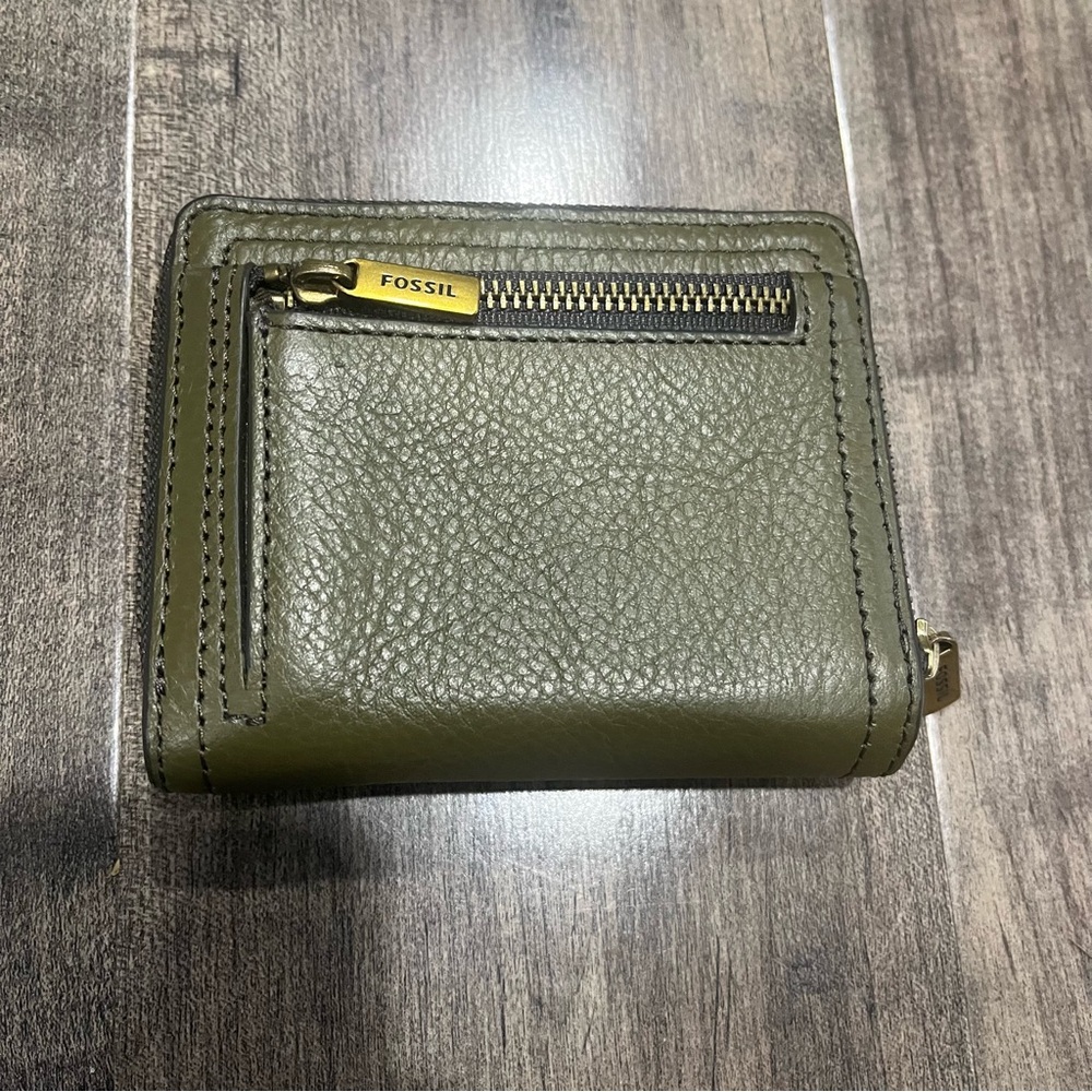 Fossil Women's Logan Small RFID Bifold leather Olive Green wallet - Picture 2 of 8